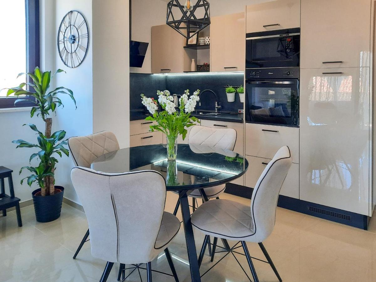 Enjoy Pula - New Apt With Terrace And Free Parking Garage Extérieur photo